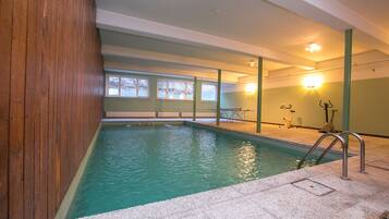 Lämmitetty uima-allas