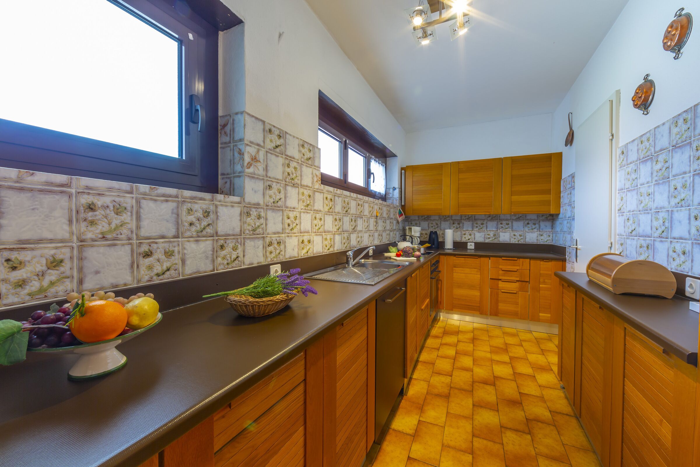 Coffee/tea maker, fridge, oven, stovetop