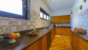 Coffee/tea maker, fridge, oven, stovetop