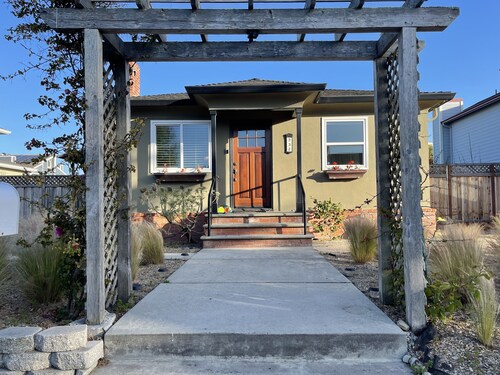 Hyväpalkkainen mökki: Mukavuus, tyyli, mukavuudet ja yhden korttelin päässä rannasta