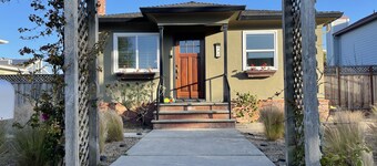 Upscale cottage: First block from the beach