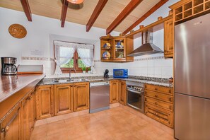 Een koelkast, een microgolfoven, een oven, een vaatwasser