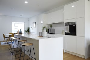Stylish Modern Home | Private kitchen | Fridge, microwave, oven, stovetop - Stylish modern home in Manchester city centre with parking (Salford)