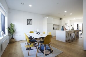 Stylish Modern Home | In-room dining - Stylish modern home in Manchester city centre with parking (Salford)