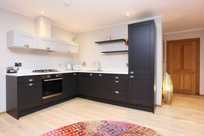 Fridge, oven, stovetop, dishwasher