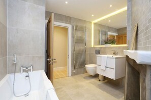 Bañera con ducha, secador de pelo, toallas