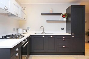 Een koelkast, een oven, een kookplaat, een vaatwasser