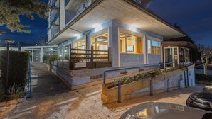 Un hôtel au design moderne, doté d’un hall d’entrée bien éclairé, d’un comptoir de réception bien visible et d’un escalier menant à l’entrée.