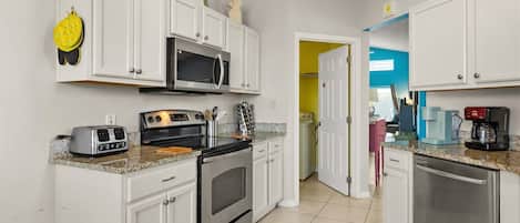 Een koelkast, een microgolfoven, een oven, een kookplaat