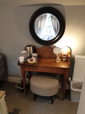 Classic Double Room, 1 King Bed | Coffee and/or coffee maker