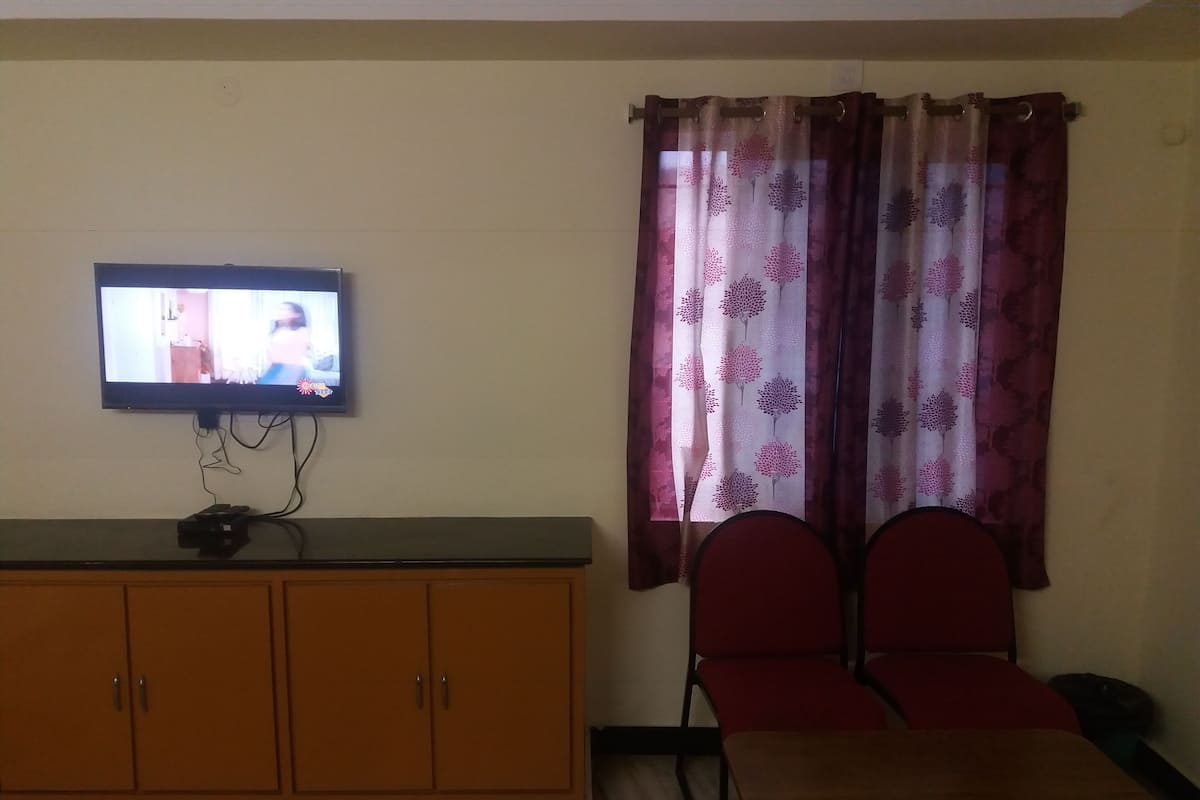 Habitación estándar (Non AC) | Área de sala de estar | Smart TV de 32 pulgadas con canales por cable y televisión