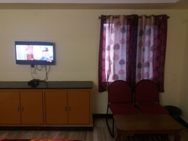 Habitación estándar (Non AC) | Zona de estar | Smart TV de 32 pulgadas con canales por cable, una televisión