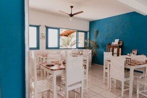 Café da manhã com buffet grátis todos os dias