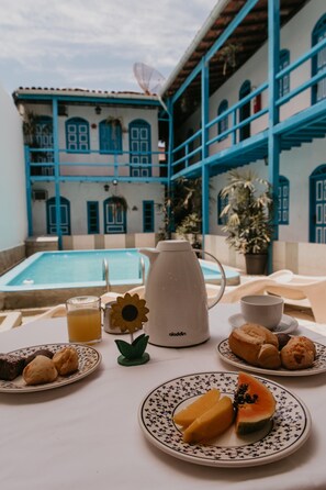 Café da manhã com buffet grátis todos os dias