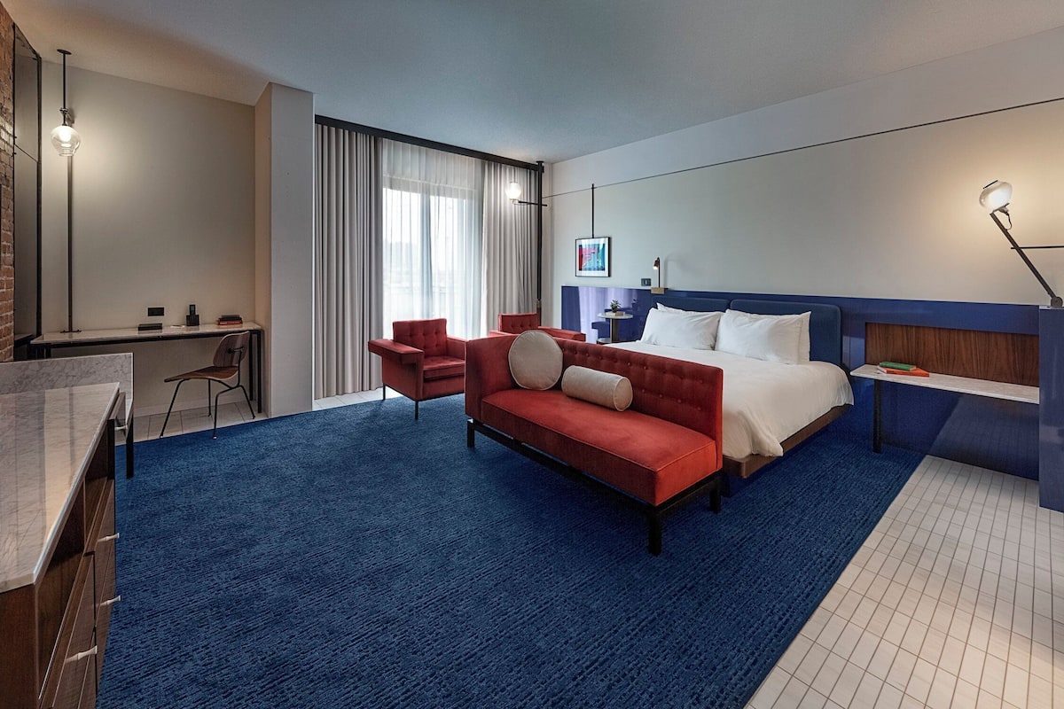 Junior Suite ADA | Minibar, in-room safe, individually decorated, individually furnished