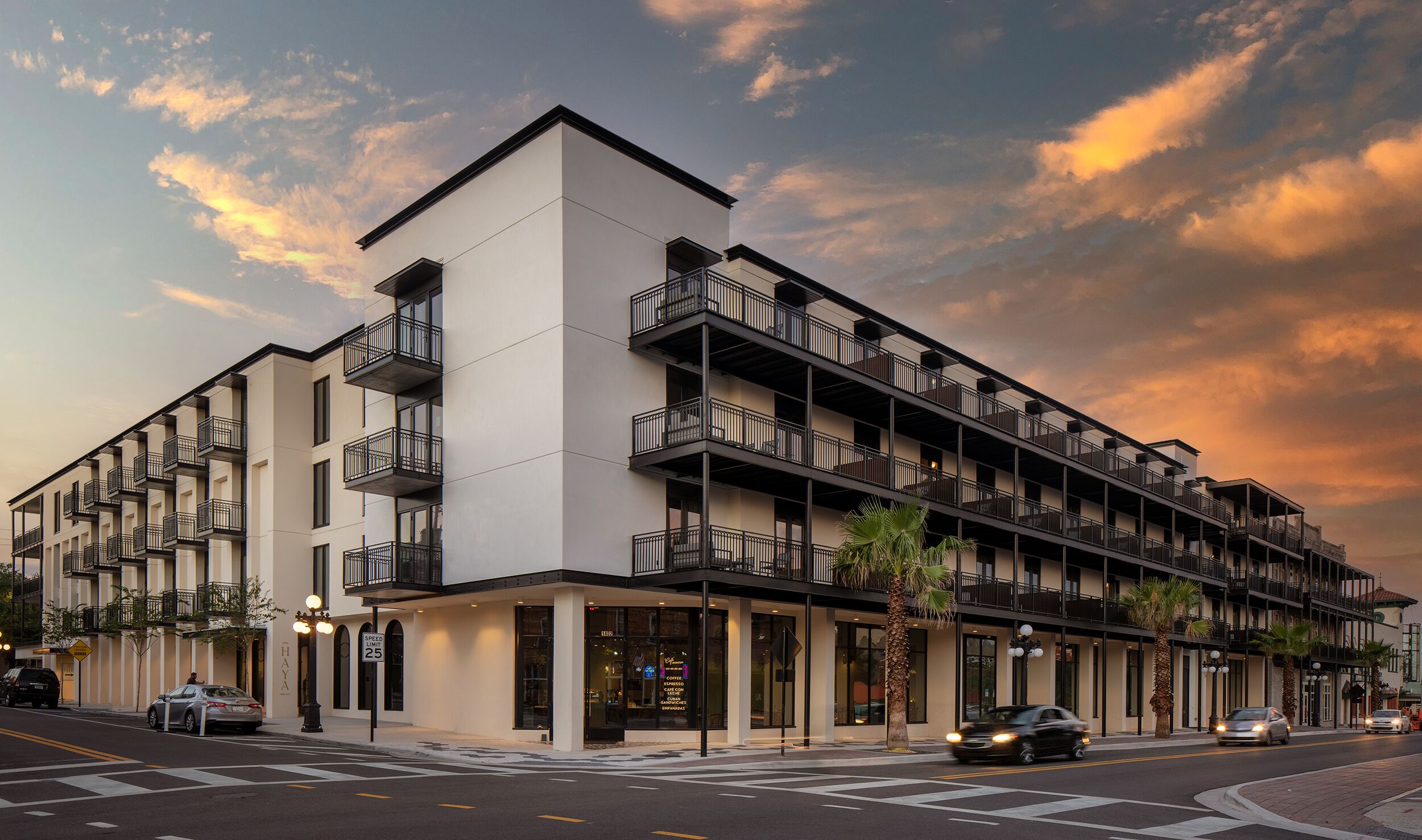 Un hôtel à plusieurs étages doté d’une architecture moderne, avec des balcons et de grandes fenêtres.