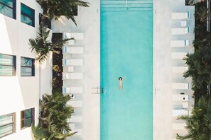 Outdoor pool - Hotel Haya (Tampa)