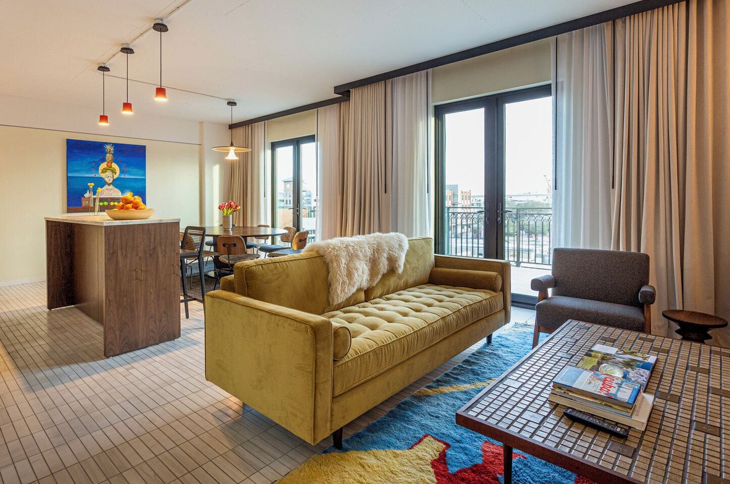 led tv, netflix, ipod dock, streaming services