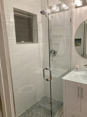 Shower, hair dryer, towels, soap - Gorgeous Beachy Chic Condo in Key Biscayne, FL (Key Biscayne)
