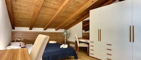 2 chambres, bureau, accĂšs au Wi-Fi (inclus), literie fournie