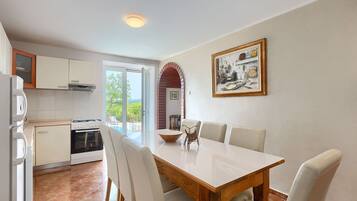 Kühlschrank, Mikrowelle, Herdplatte, Geschirrspüler