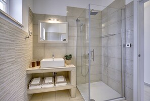 Ducha, secador de pelo y toallas
