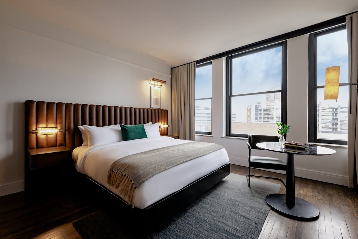 Standard Room, 1 King Bed (Mobility/Hearing Access, Roll-in Shwr) | Premium bedding, down comforters, minibar, in-room safe