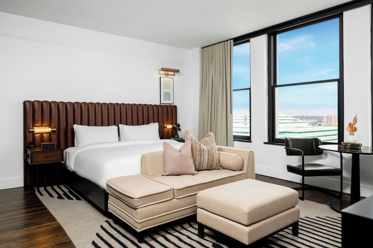 studio, 1 king bed, city view | 1 bedroom, minibar, in-room safe, individually decorated