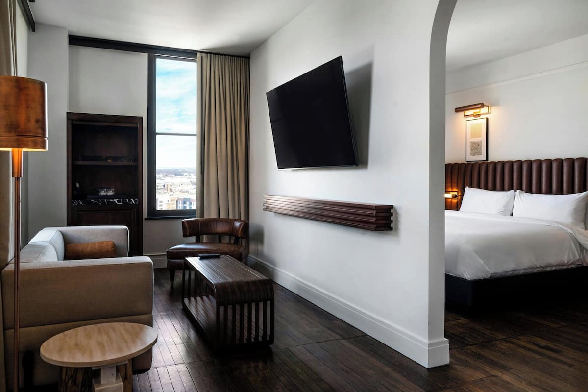 Minibar, caja de seguridad en la habitación y decoración personalizada