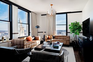 Minibar, caja de seguridad en la habitación y decoración personalizada 