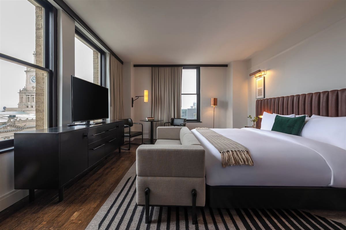 Studio, 1 King Bed, Corner | Premium bedding, down comforters, minibar, in-room safe