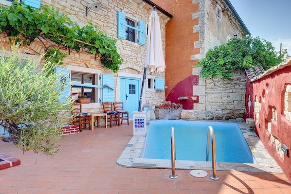 Pool - Charming stone villa with private pool (Režanci)