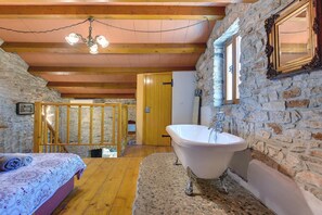 1 soverom, skrivebord, wi-fi (inkludert) og sengetøy