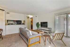 Apartemen Premier, 1 kamar tidur | Area keluarga | Televisi layar datar 32-inci dengan saluran TV digital dan TV