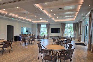 Dining - Corner unit directly on golf course with ocean peak in Ocean Village (Fort Pierce)