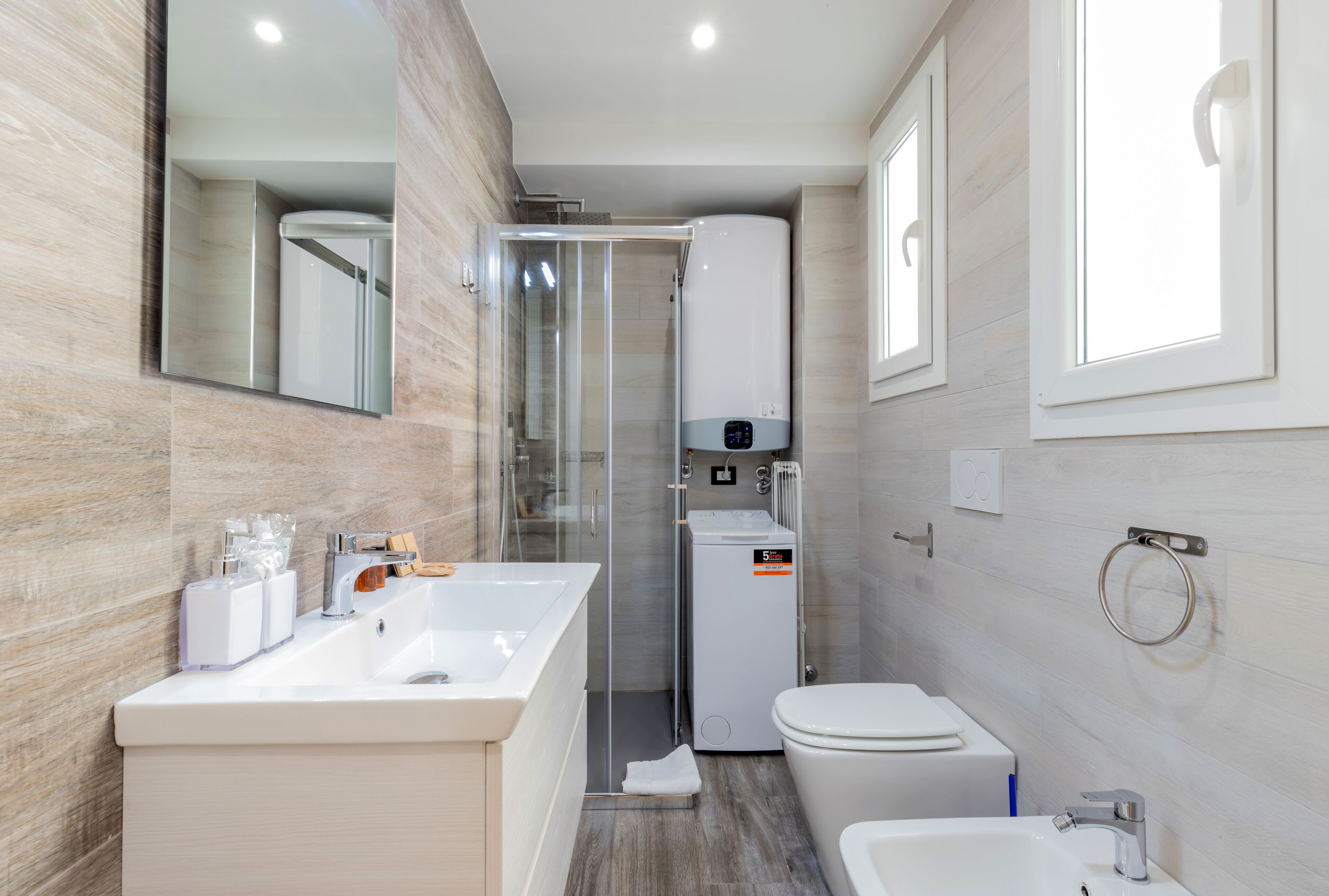 Exclusive Apartment | Bathroom | Shower, hair dryer, bidet, towels