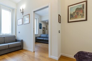 Desk, laptop workspace, iron/ironing board, free cots/infant beds - Milan Retreats Cadorna (Milan)