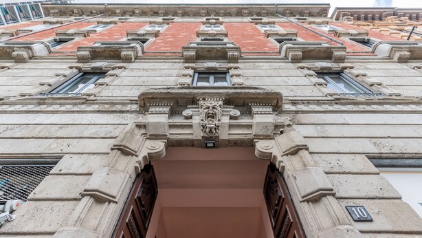 A historic building with a symmetrical facade, large windows, and a central entrance. - Milan Retreats Cadorna (Milan)