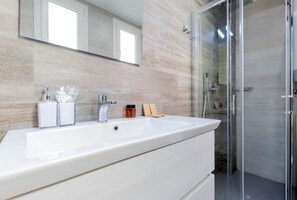 Apartamento exclusivo | Baño | Ducha, secador de pelo, bidé y toallas