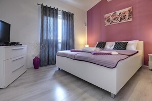 5 Schlafzimmer, Schreibtisch, kostenloses WLAN, Bettwäsche