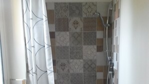 A bathroom with a shower, toilet, and sink. - B&B La Lampara (Castellabate)