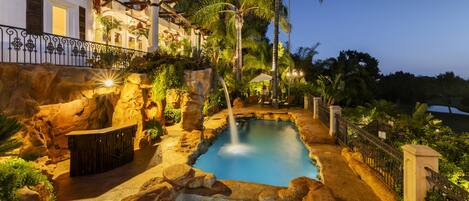 حمّام سباحة خارجي، حمّام سباحة مُدفَّأ