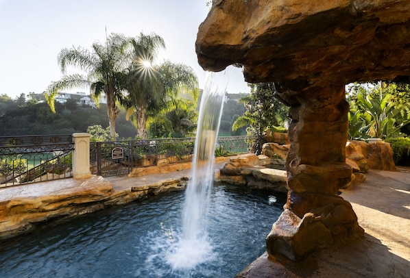 Una piscina al aire libre, una piscina climatizada