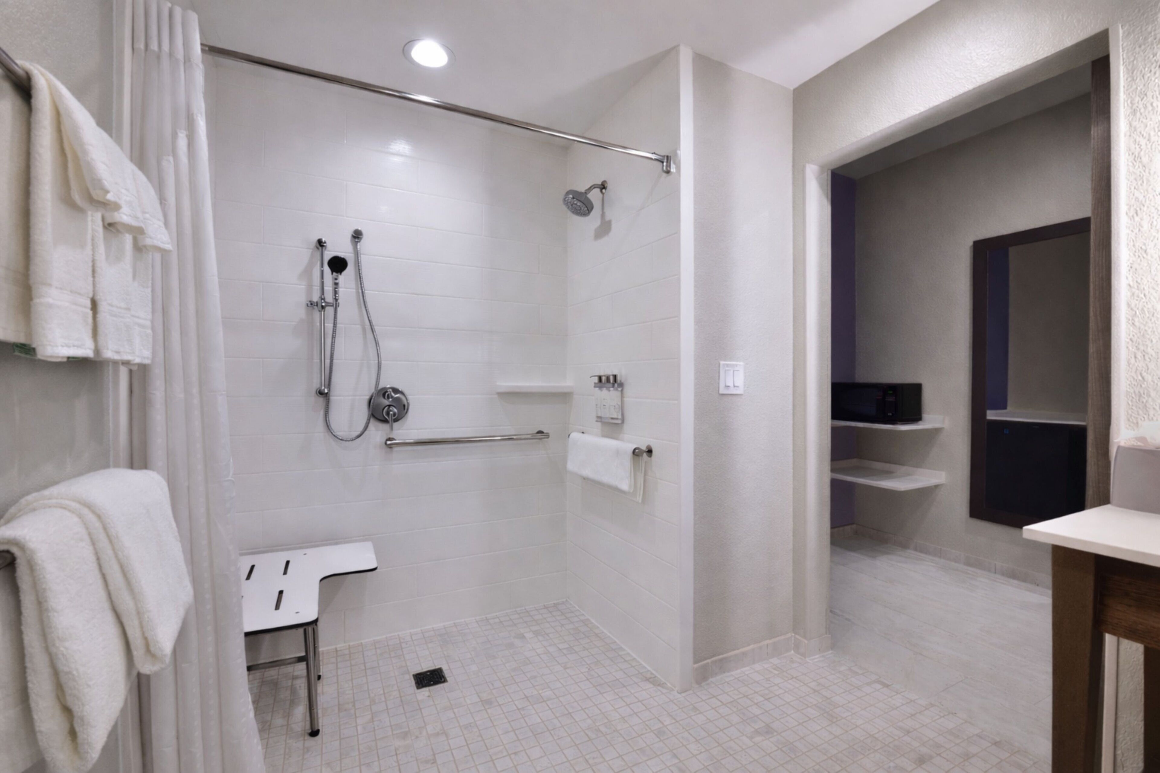 Un bagno moderno con doccia, WC e lavandino.