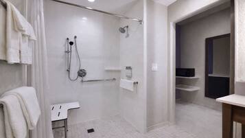 Un bagno moderno con doccia, WC e lavandino.