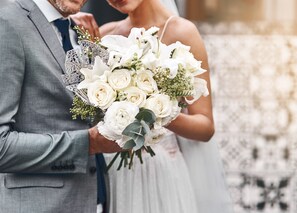 A couple holding a bouquet of white flowers. - Holiday Inn Express & Suites Spring - Woodlands Area by IHG (Spring)