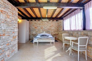 4 bedrooms, desk, free WiFi, bed sheets