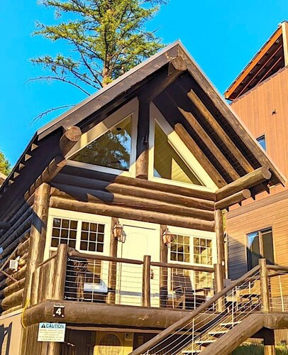 Luxury Ski In / Ski Out Log Cabin w/ Private Hot Tub. Sleeps 6!