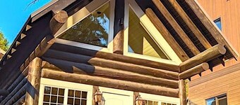 Luxury Ski In / Ski Out Log Cabin w/ Private Hot Tub. Sleeps 6!