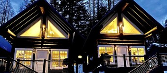 Luxury Ski In / Ski Out Log Cabin w/ Private Hot Tub. Sleeps 6!